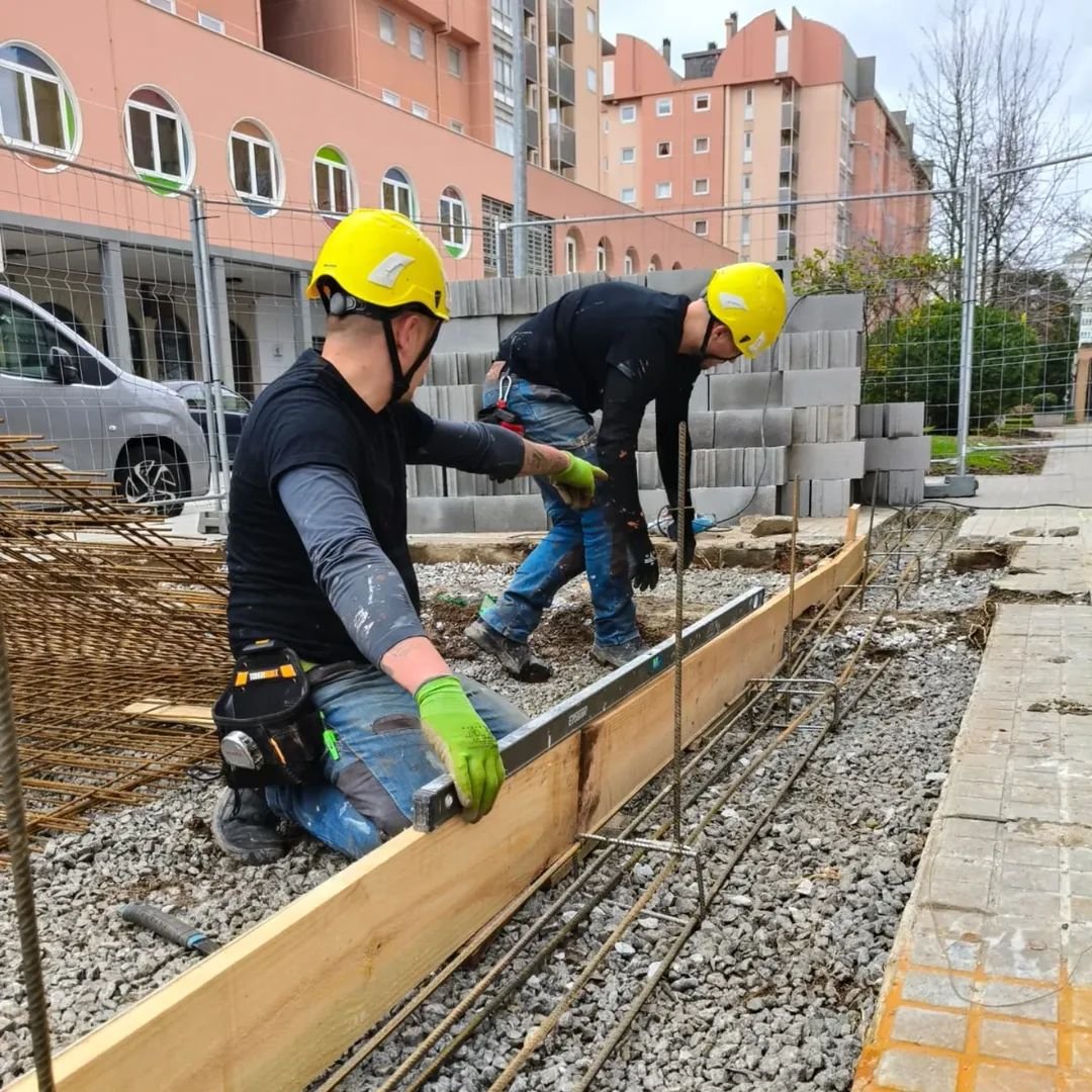 Operarios trabajando en encofrado